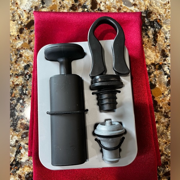 New Metrokane Wine Preserver Vacuum Pump With 2 Stoppers Black w/ Storage Case! - Picture 5 of 5